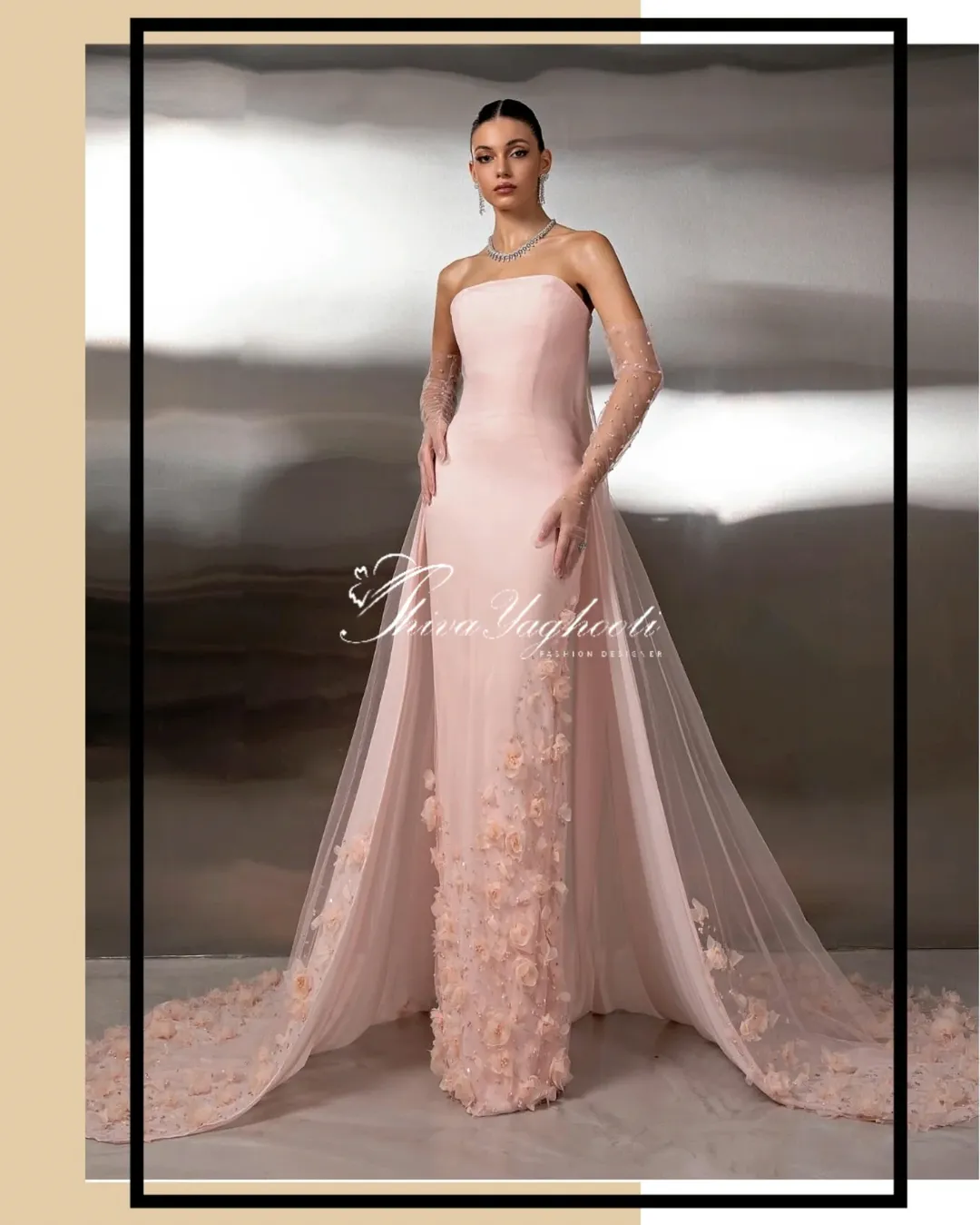 لباس دکلته با گل‌های سه‌بعدی